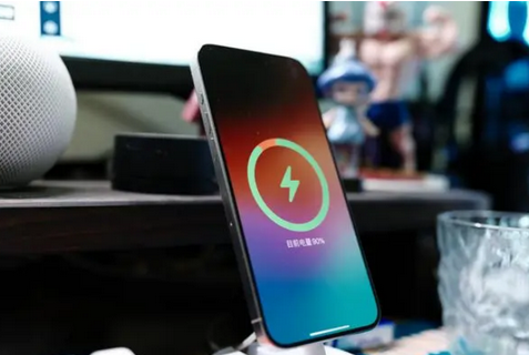 兰坪苹果15换屏服务分享用什么充电器给iPhone15充电更好 